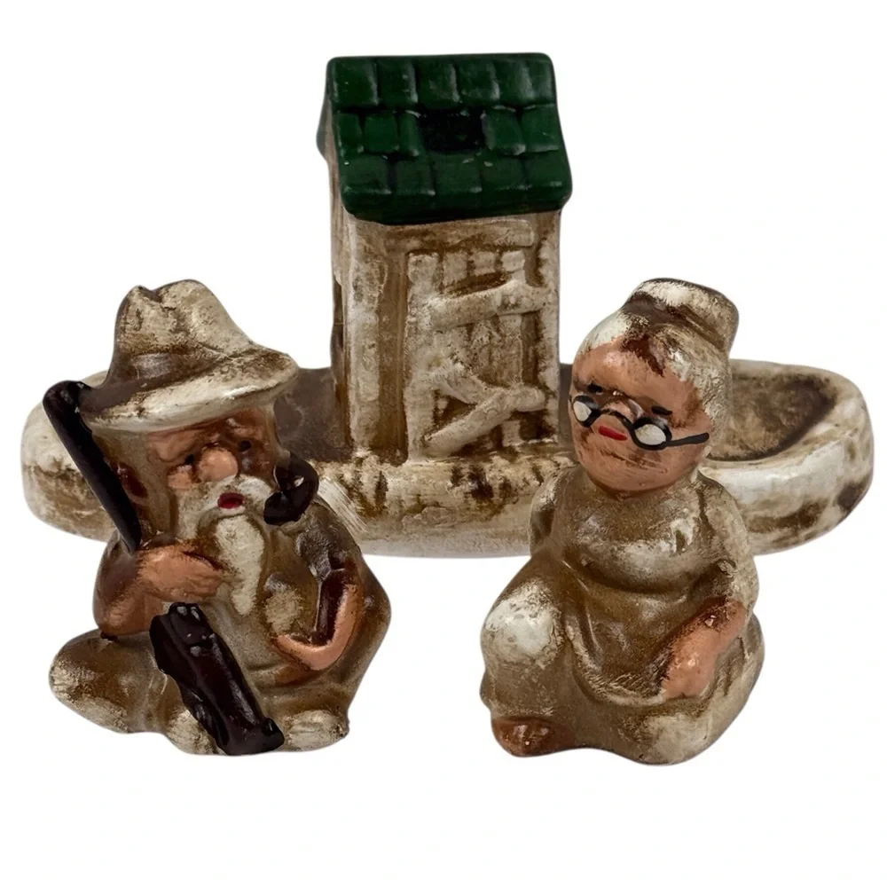 Charming Ceramic Salt & Pepper Ma & Pa Outhouse Figurine/Green Roof EUC Vintage